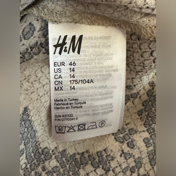 H&M Maxi Dress in Cream and Gray ๐๐๐ - Picture 2 of 12